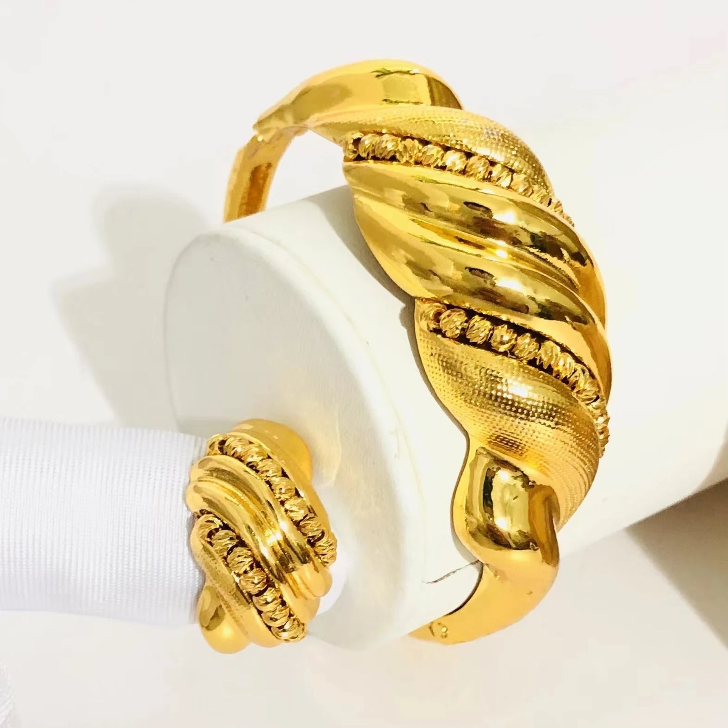 Sarro’s stunning bangle and finger ring