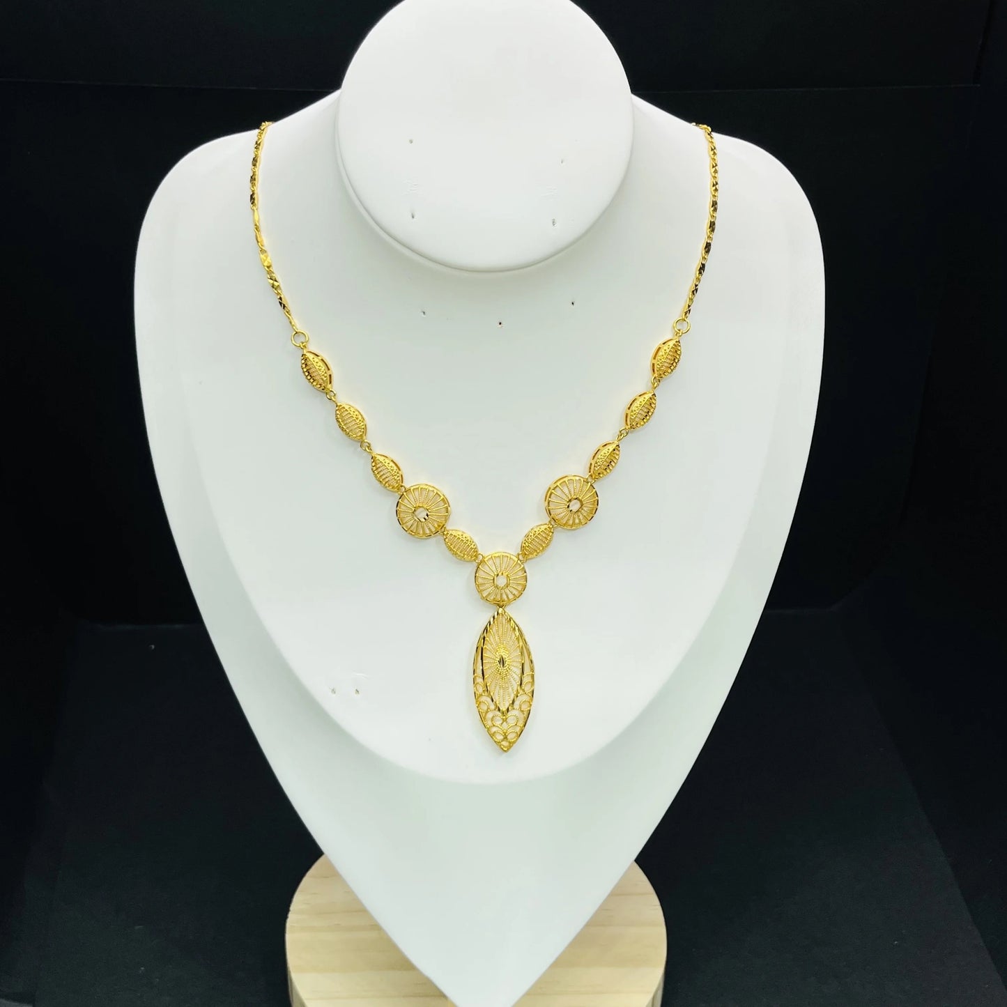 Anita style necklace